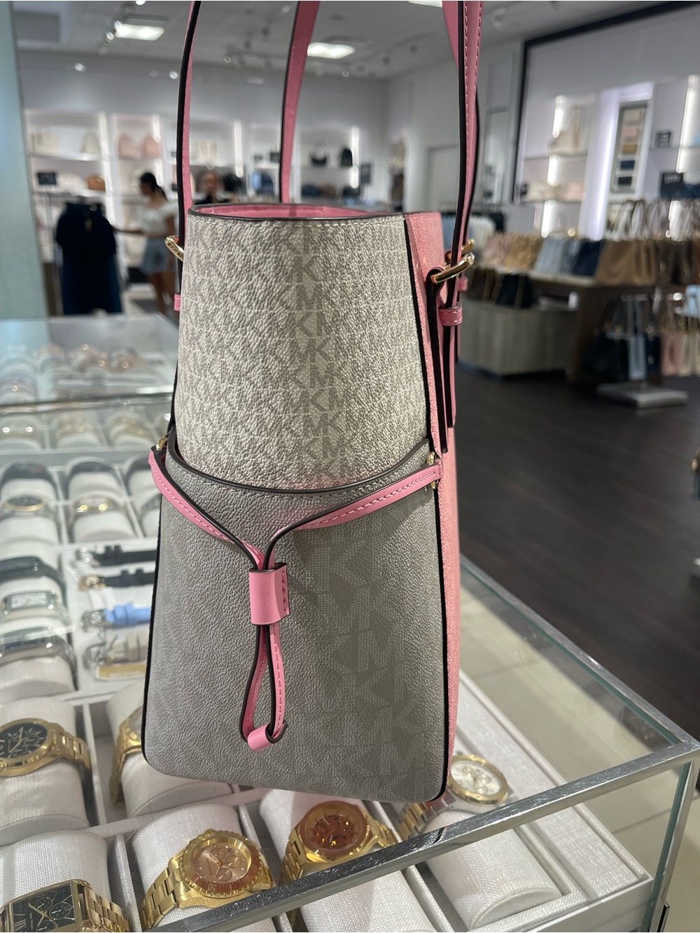 Michael Kors Voyager Lg Color-Block Signature Logo EW Shouldr Tote
Carnation
NWT - Picture 14 of 16